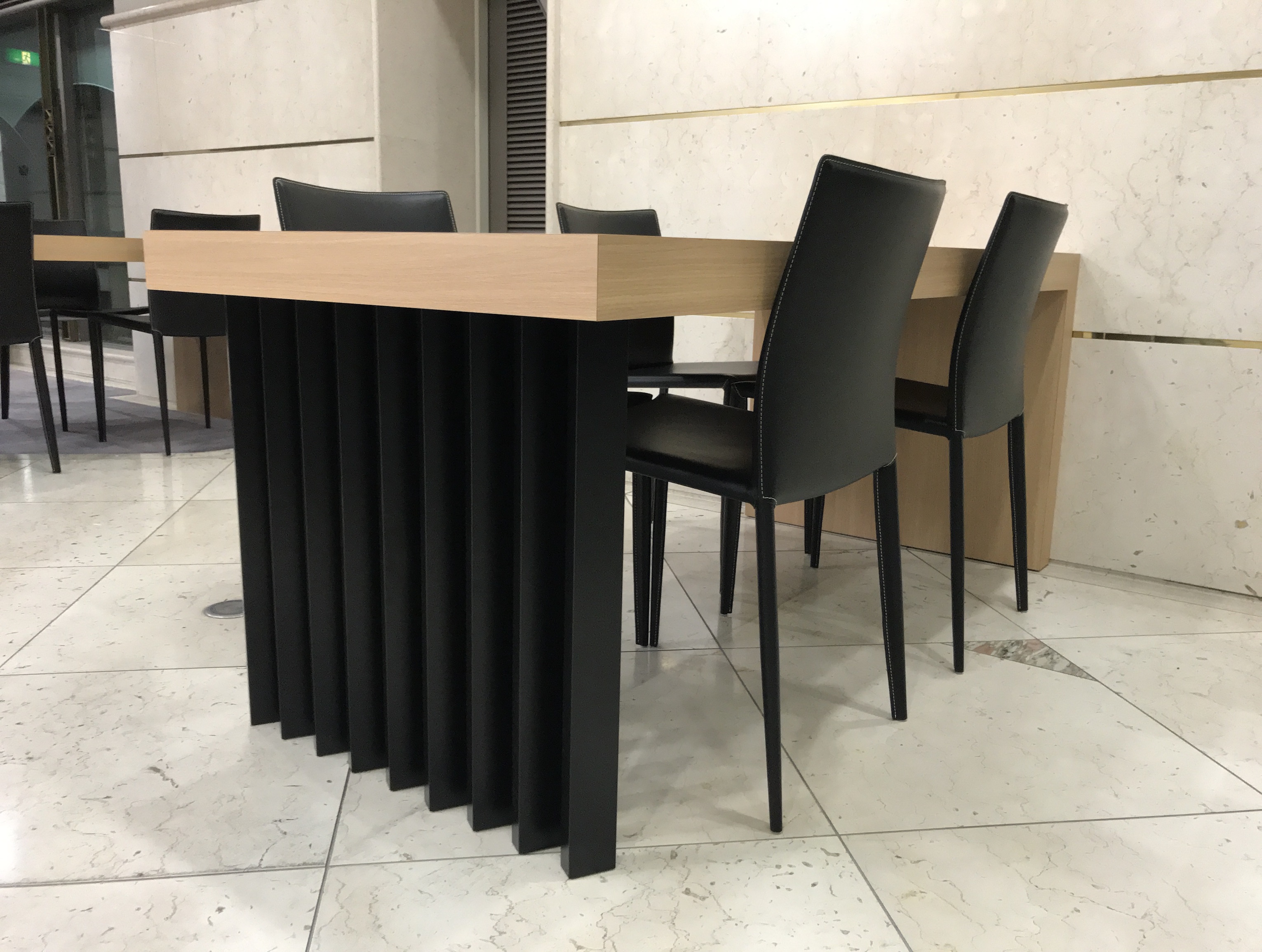 某広告代理店 打合せテーブル