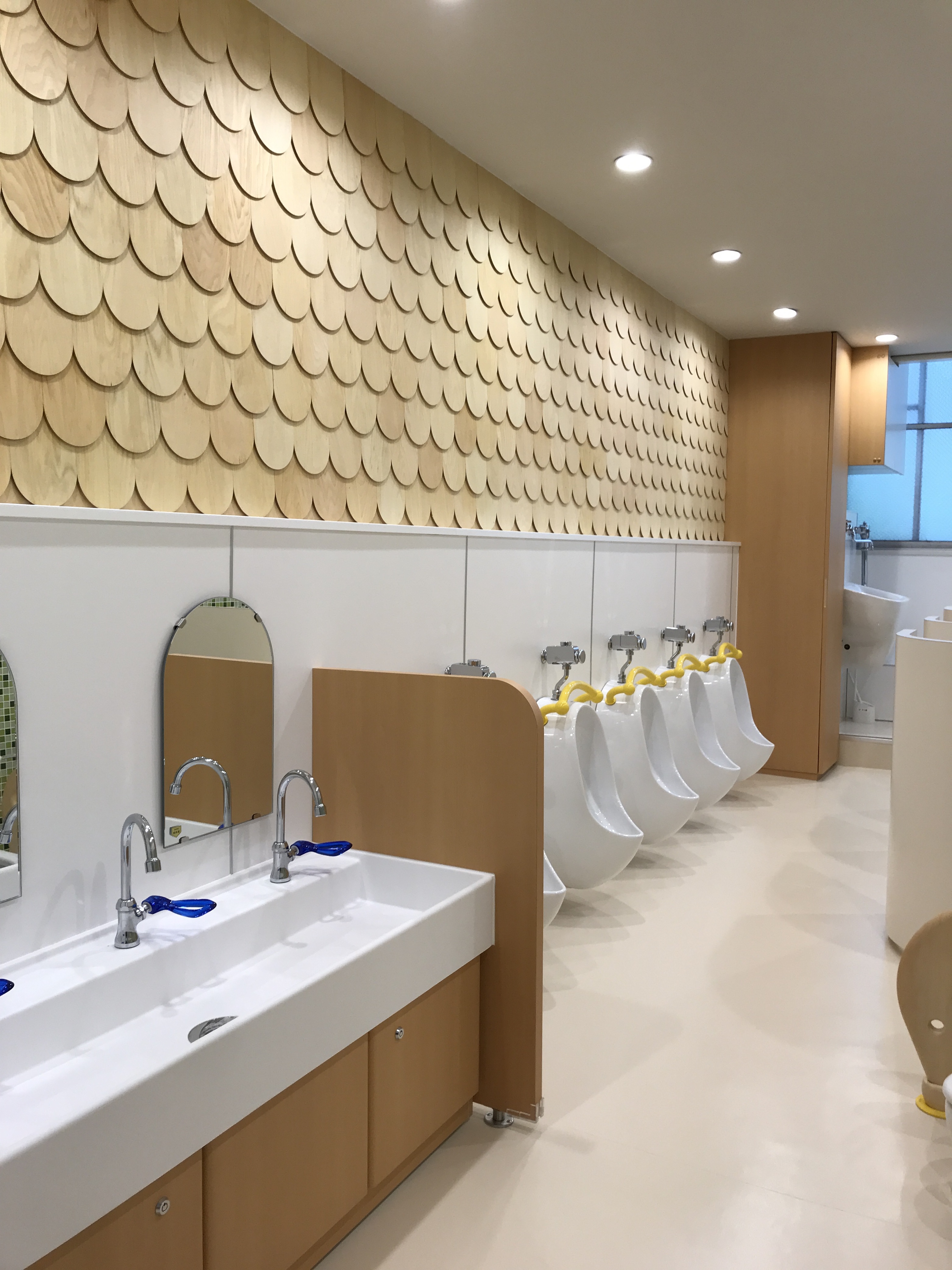 大阪主婦之会保育園　こども用トイレ